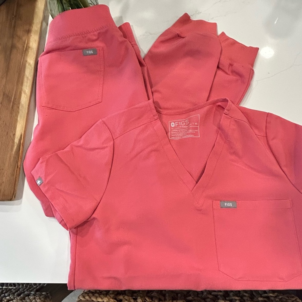 Figs Coral Scrub Set